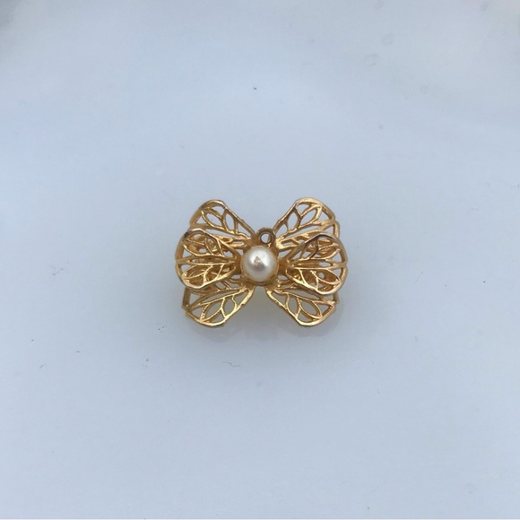 Small bow faux pearl brooch - Picture 1 of 2